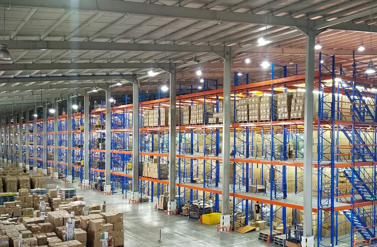 Foto pendukung halaman Jasa & Layanan — bagian instalasi mezzanine racking — Perkasa Racking TAP